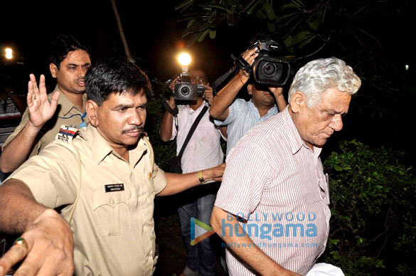 om puri snapped at oshiwara police station 7
