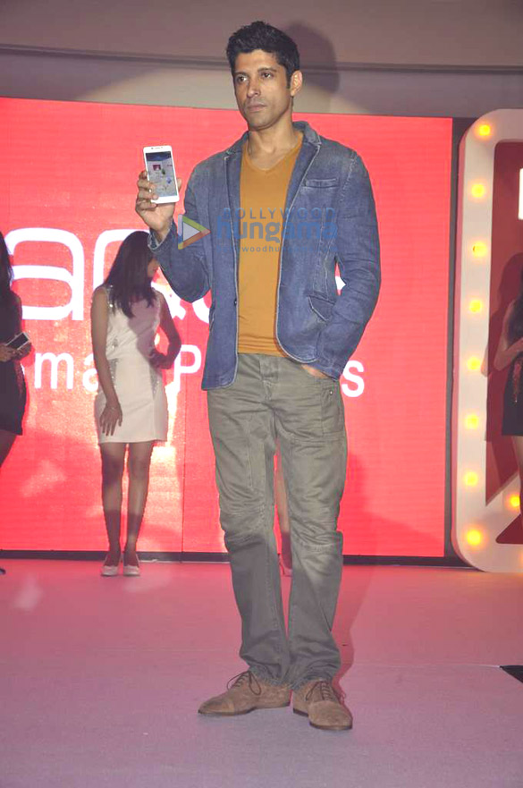 farhan launches intex aqua i7 smartphone 3