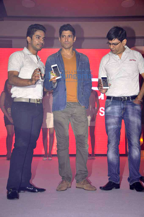 farhan launches intex aqua i7 smartphone 6