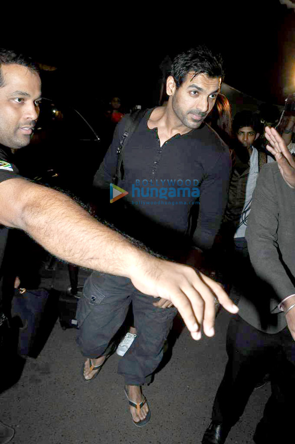 priyanka john abraham leave for saifta awards 7