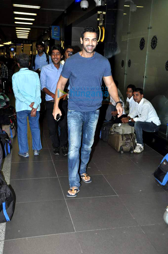 big b john virat kohli snapped at the airport 2