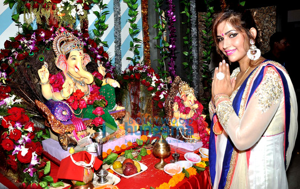 tanisha singh celebrates ganesh chaturthi at home 2