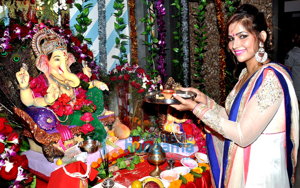 tanisha singh celebrates ganesh chaturthi at home 3