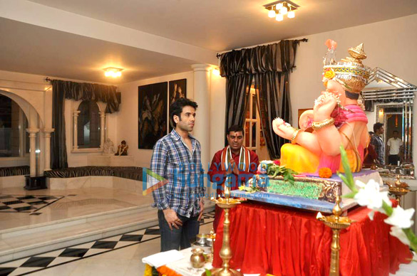 tusshar celebrates ganesh chaturthi at home 3