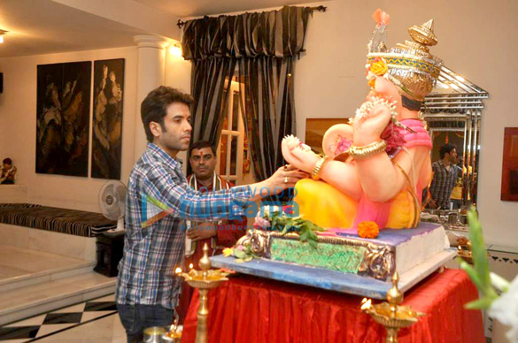 tusshar celebrates ganesh chaturthi at home 5