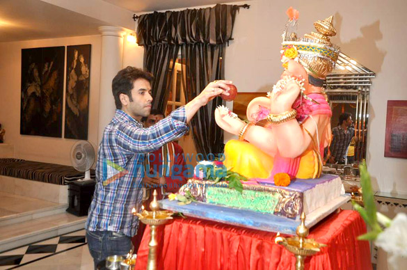 tusshar celebrates ganesh chaturthi at home 6