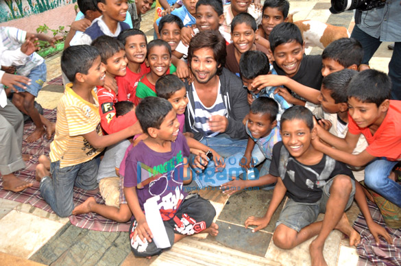 shahid kapoor visits an ngo for zooms celeb for a cause campaign 2