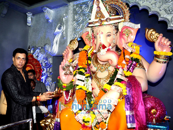 madhur kunika and others visit andheri cha raja 2