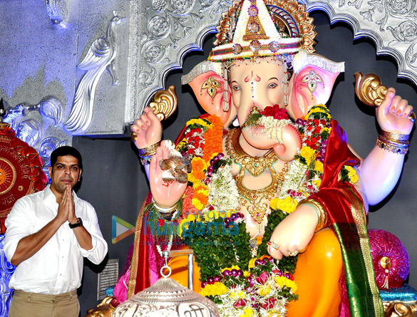 bollywood came for aarti at andheri cha raja 5