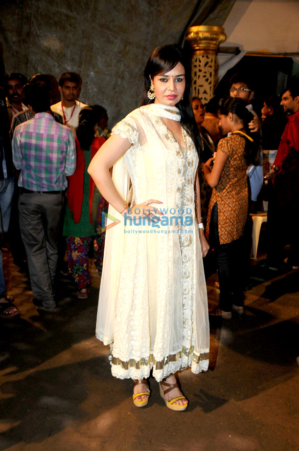 kavitta verma seeks blessings at andheri cha raja 5