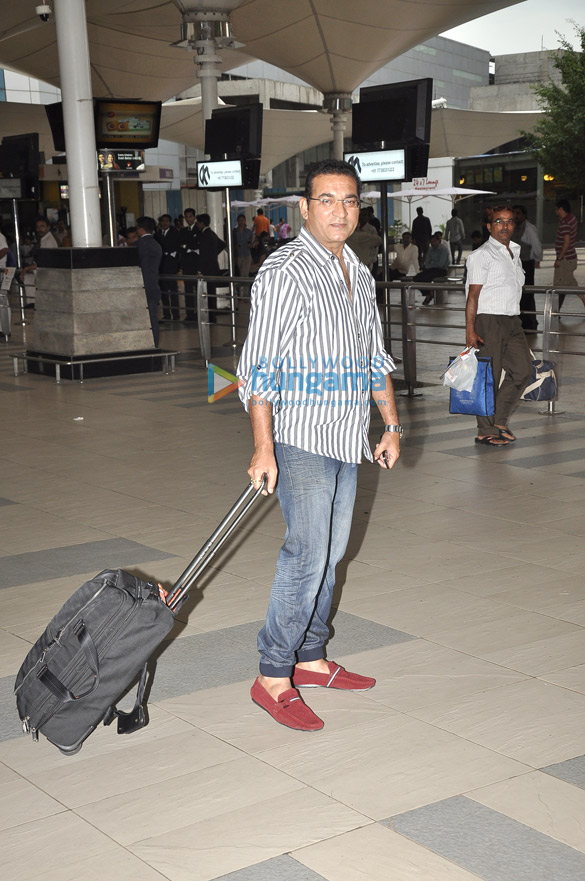abhijeet snapped at the mumbai airport 5