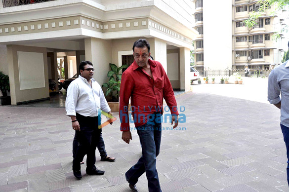 sanjay dutt comes home on a 10 day parole 3