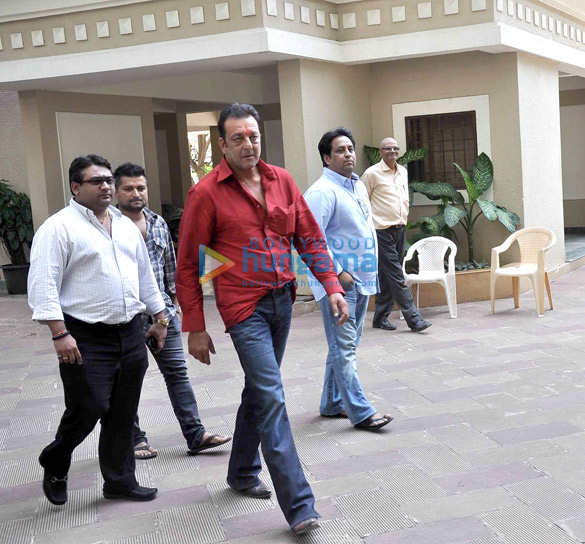 sanjay dutt comes home on a 10 day parole 2