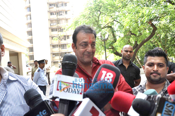 sanjay dutt comes home on a 10 day parole 8