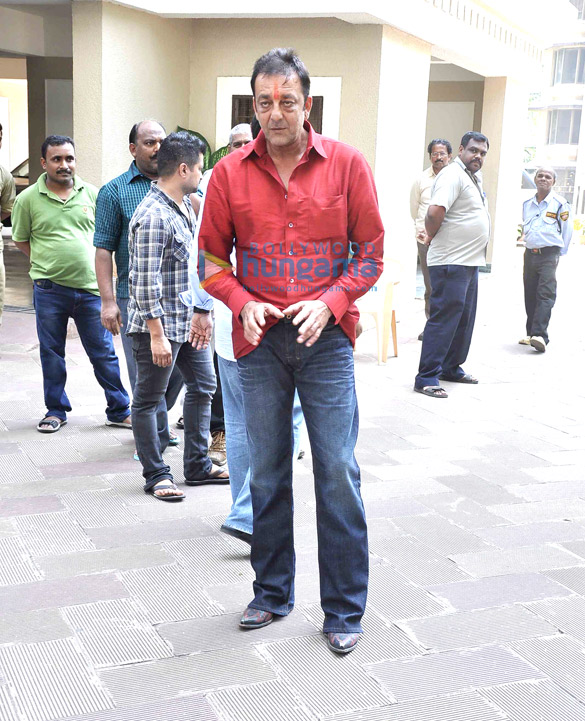 sanjay dutt comes home on a 10 day parole 10