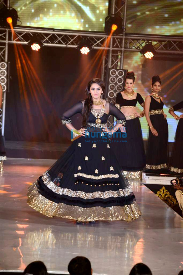 sonakshi huma and others walk for iibs fashion show 14