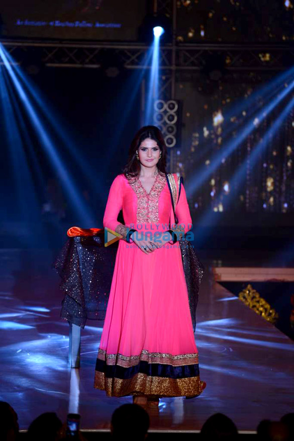 sonakshi huma and others walk for iibs fashion show 21