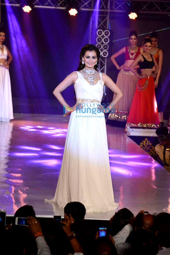 sonakshi huma and others walk for iibs fashion show 6