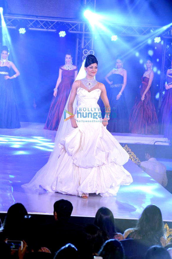 sonakshi huma and others walk for iibs fashion show 11