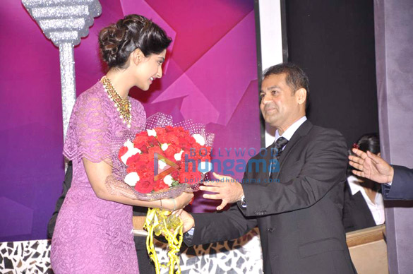 sonam graces india gem and jewellery awards 5