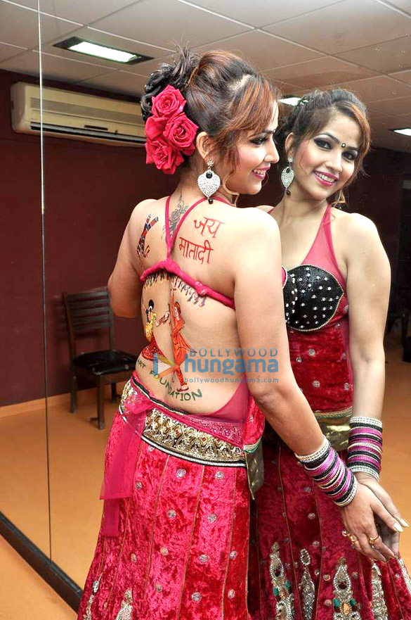 tanisha singh did body paint for navratri at nrityavatika studio 2