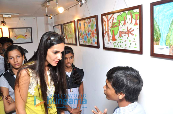 tara sharma graces the painting exhibition by the children of salaam bombay 5