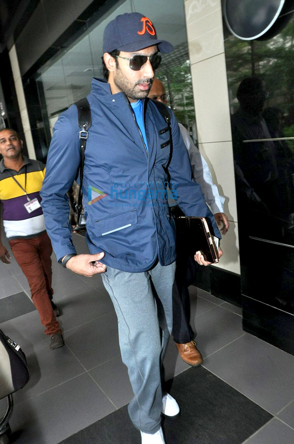 abhishek bachchan snapped at the airport 3