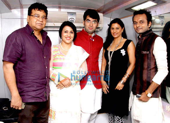 celebs grace vijay bhosles aakansha navratri at kandivli 3