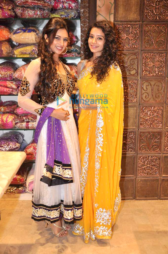 divyanka krystle sukruti at the launch of telly calendar 2013 4