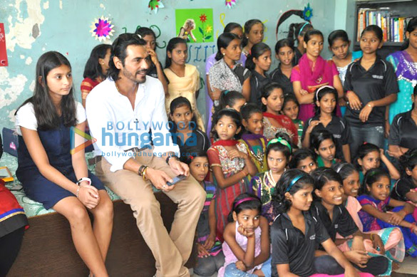 arjun rampal celebrates diwali with under privileged kids from project crayon 6