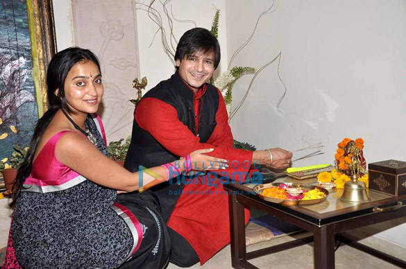 vivek oberoi celebrates diwali with wife 8
