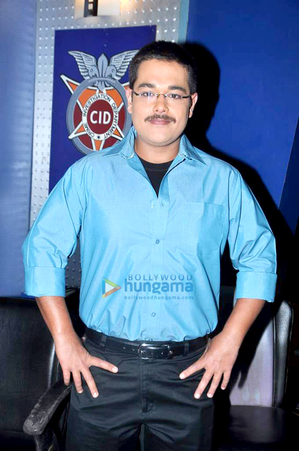 team of cid celebrates diwali with kids 8
