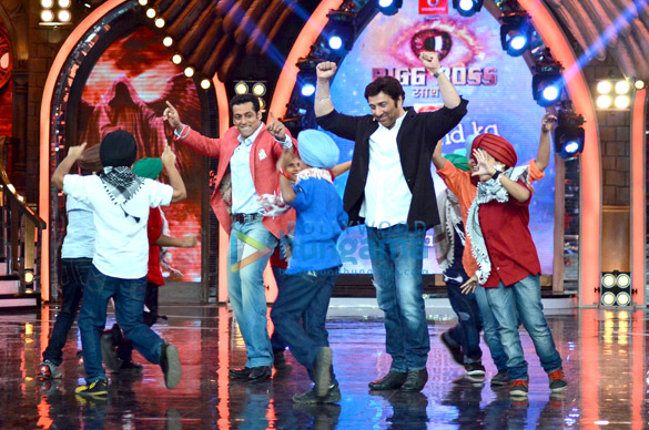 sunny deol promotes singh saab the great on bigg boss 7 3