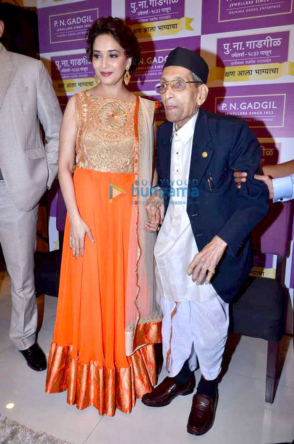 madhuri meets p n gadgil contest winners 13