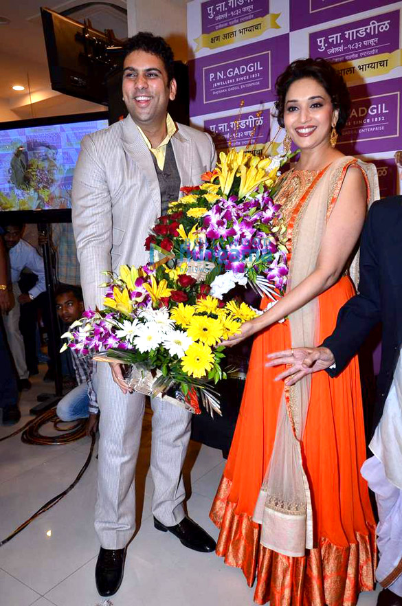 madhuri meets p n gadgil contest winners 4
