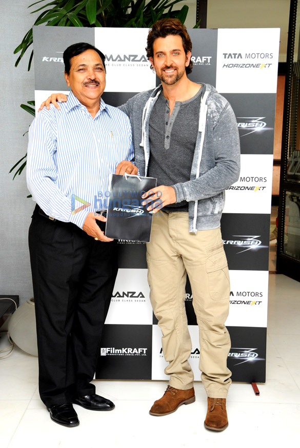 hrithik roshan announces the winners of tata manza drive 4