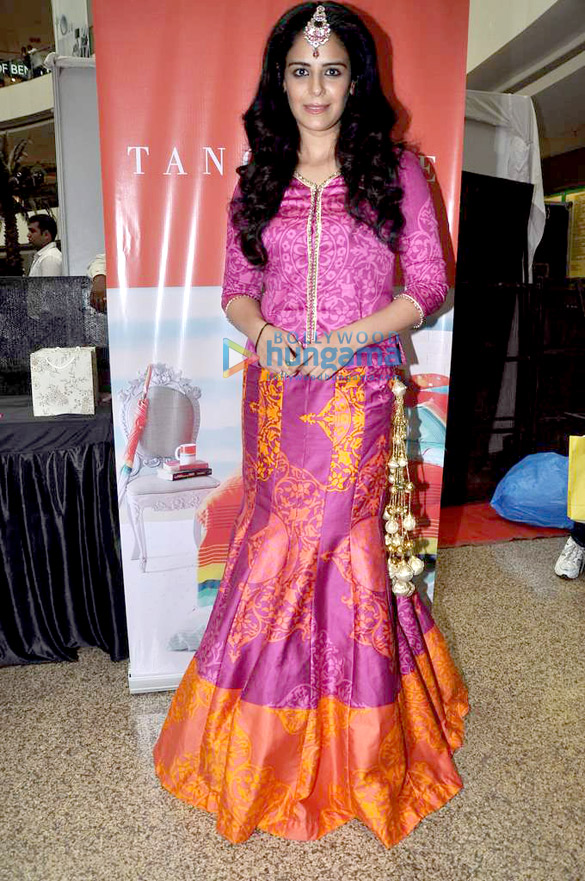 mona singh walks the ramp at the launch of tangerine home couture 5