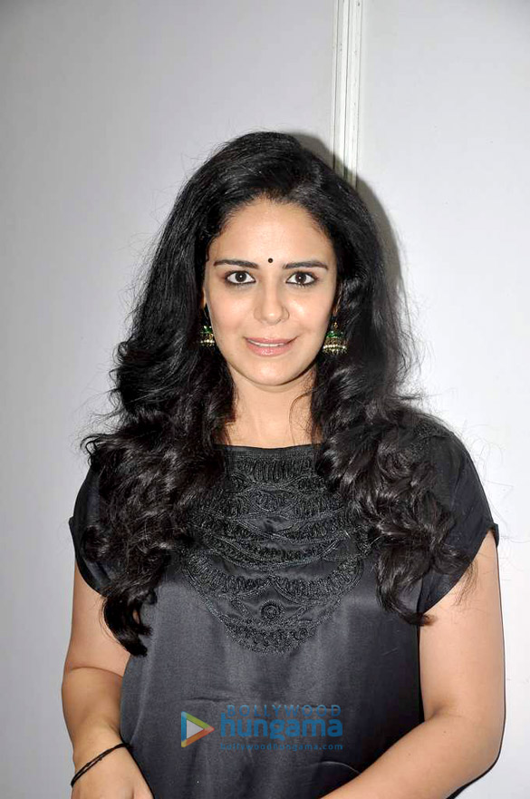 mona singh walks the ramp at the launch of tangerine home couture 8