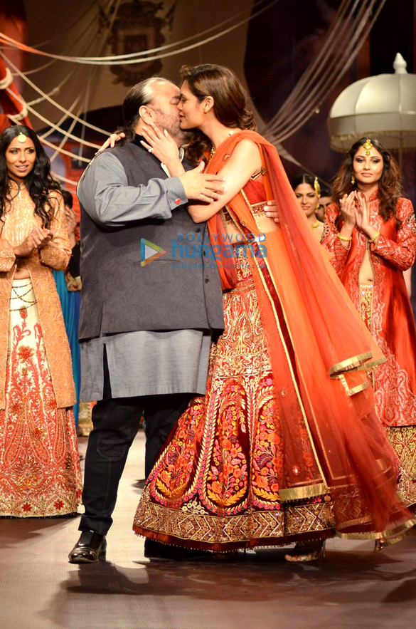 esha gupta walks for jj valaya at avbfw 2013 day 5 6