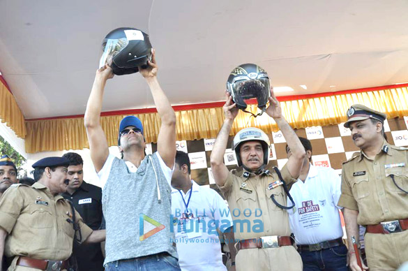 akshay at road safety helmet awareness campaign 5