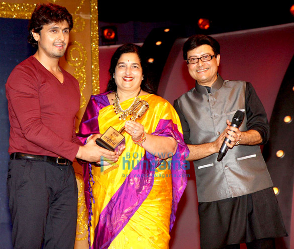 sachin pilgaonkar sings with sonu nigam before receiving award 2
