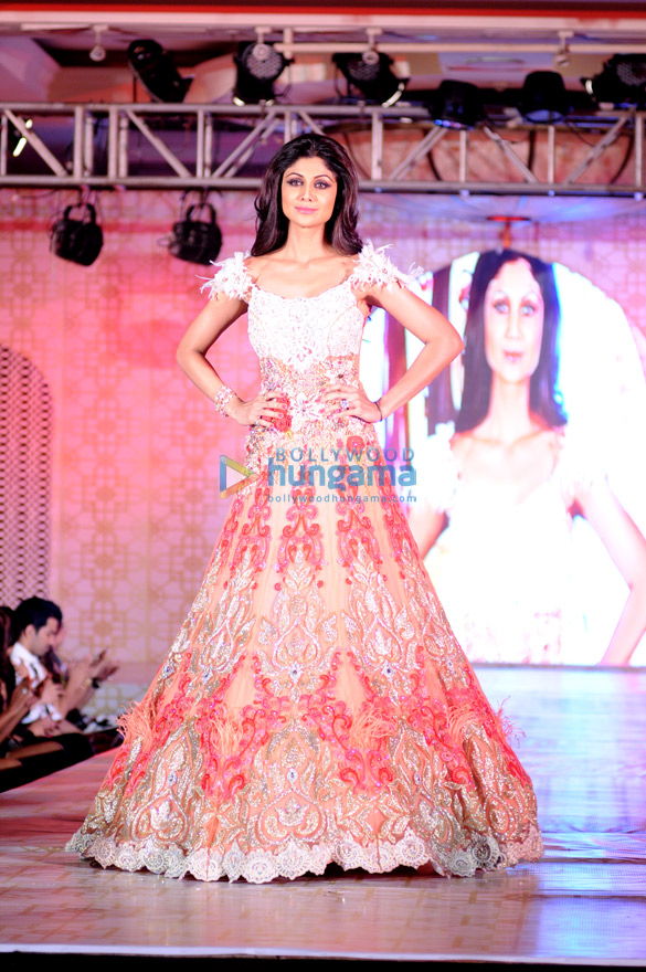 shilpa shetty walks for rohhit vermas show for marigold watches 4