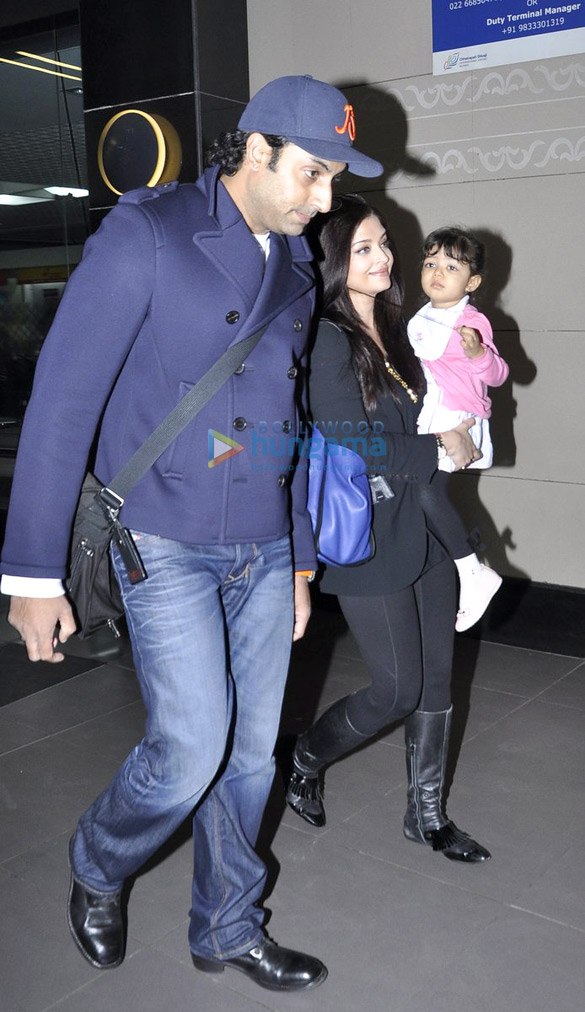 celebs snapped with their kids at the airport 2