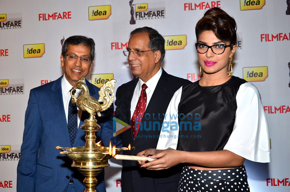 priyanka chopra unveils filmfares 3d trophy 2