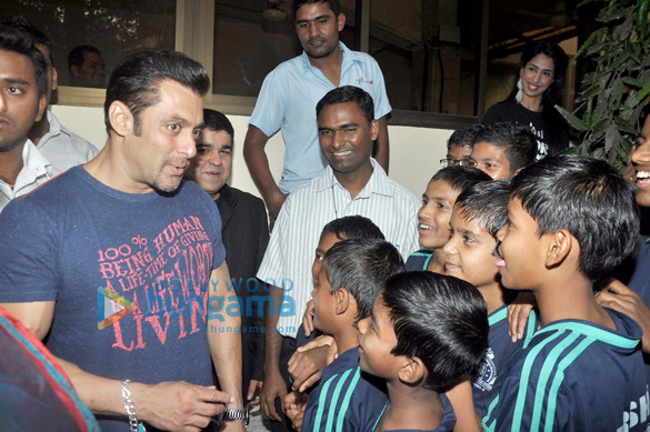 salman organizes special screening of jai ho for specially able children 4