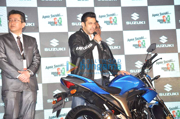 salman parineeti launch suzukis latest bikes 11