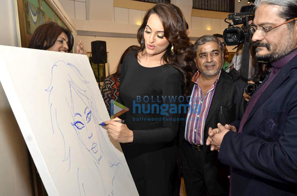 sonakshi inaugurates neeraj goswamis painting exhibition 7