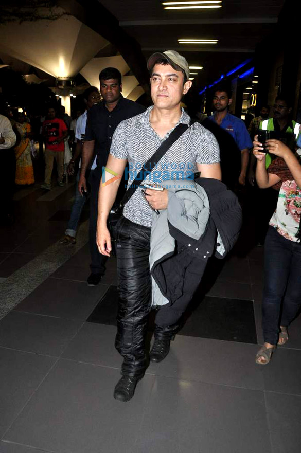 aamir khan snapped at the mumbai airport 13