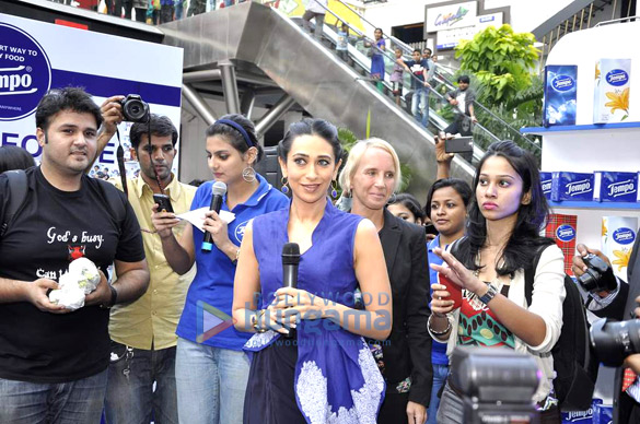 karisma kapoor unveils tempo products with dabbawalas 4