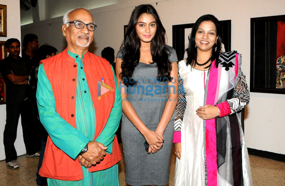 zeenat aman rati agnihotri at raosaheb guravs painting exhibition subraan 11